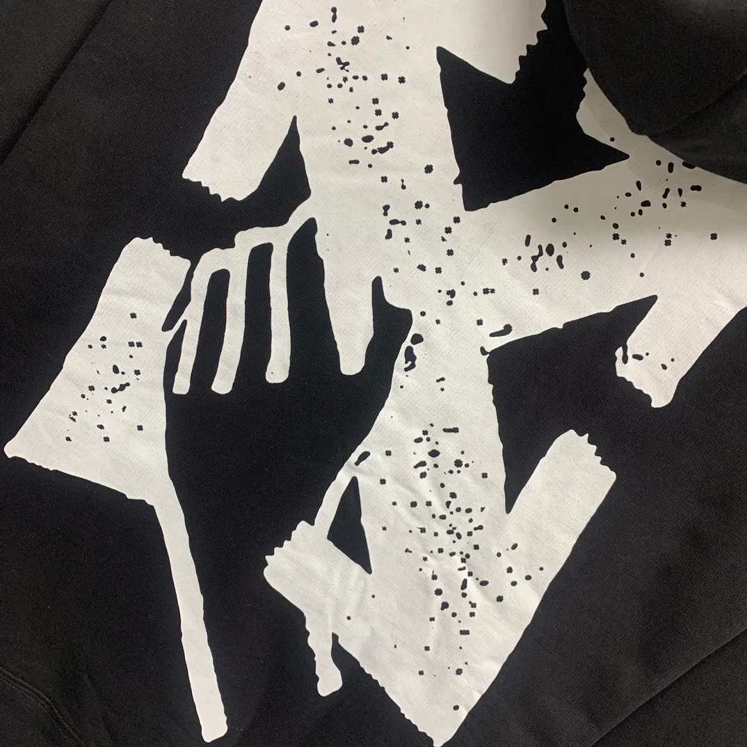 Top tested version 23SSOFF WHITE OW holding earth arrow in hand holding arrow on back pure cotton loose loose short-sleeved T-shirt for male and female couple stars. The printing on the back and chest adopts high-coverage screen printing technology, and the glue is imported. The scraped printing is smooth and delicate. The front sub-print adopts cracked anti-counterfeiting identification details, and the breaking points are 100% aligned! The fabric is made of 420g double yarn terry plain cotton fabric, which has a smooth skin feel. Size: XS-L Color: Black P:410